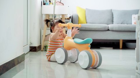 Cochecito de 4 Ruedas – Andador para Bebés con Música, Silbato Bibi y Juguete de Burbujas